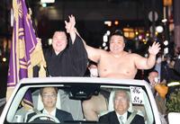 ファンの声援に応え、パレードに出発する霧島（撮影・坂部計介）　