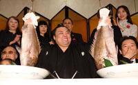 鯛を持ち、３回目の優勝をかみしめる霧島（撮影・中田匡峻）