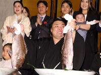 ３回目の幕内優勝を果たし、鯛を持って笑顔の霧島（撮影・中田匡峻）