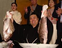 ３回目の幕内優勝を果たし、鯛を持って笑顔の霧島（撮影・中田匡峻）