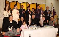 ３回目の幕内優勝を果たし、鯛を持って関係者らと笑顔を見せる霧島（前列中央）＝撮影・中田匡峻