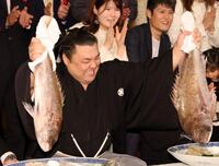 ３回目の幕内優勝を果たした霧島は何度も鯛を持ち腕の限界が近づく（撮影・中田匡峻）