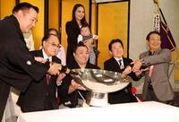 銀杯を手に笑顔を見せる霧島。左端は師匠の音羽山親方（撮影・中田匡峻）