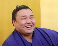 春場所の優勝から一夜明け、笑顔で記者会見する霧島