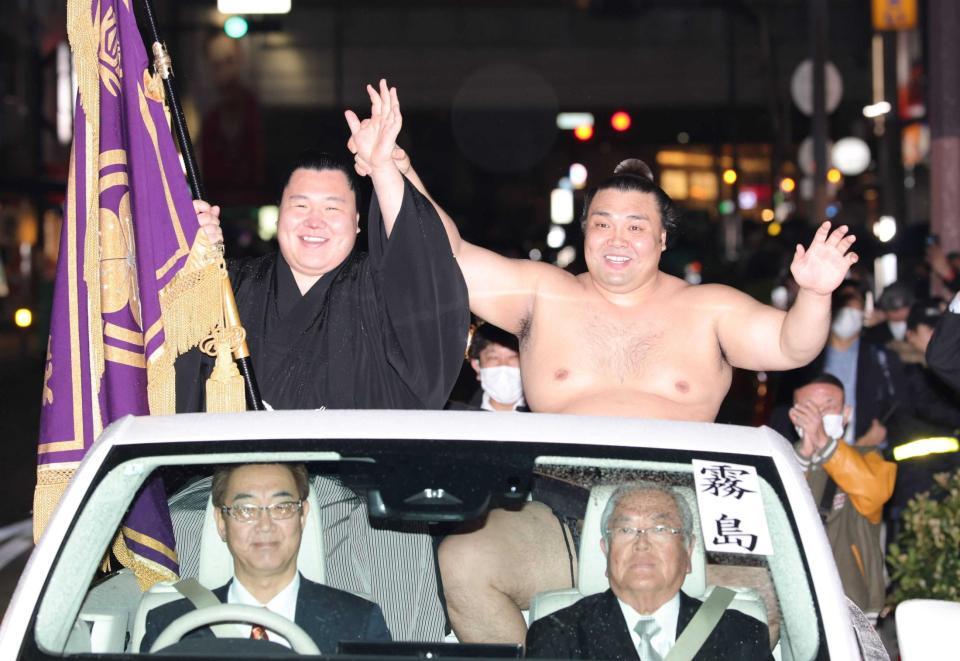 ファンの声援に応え、パレードに出発する霧島（撮影・坂部計介）　