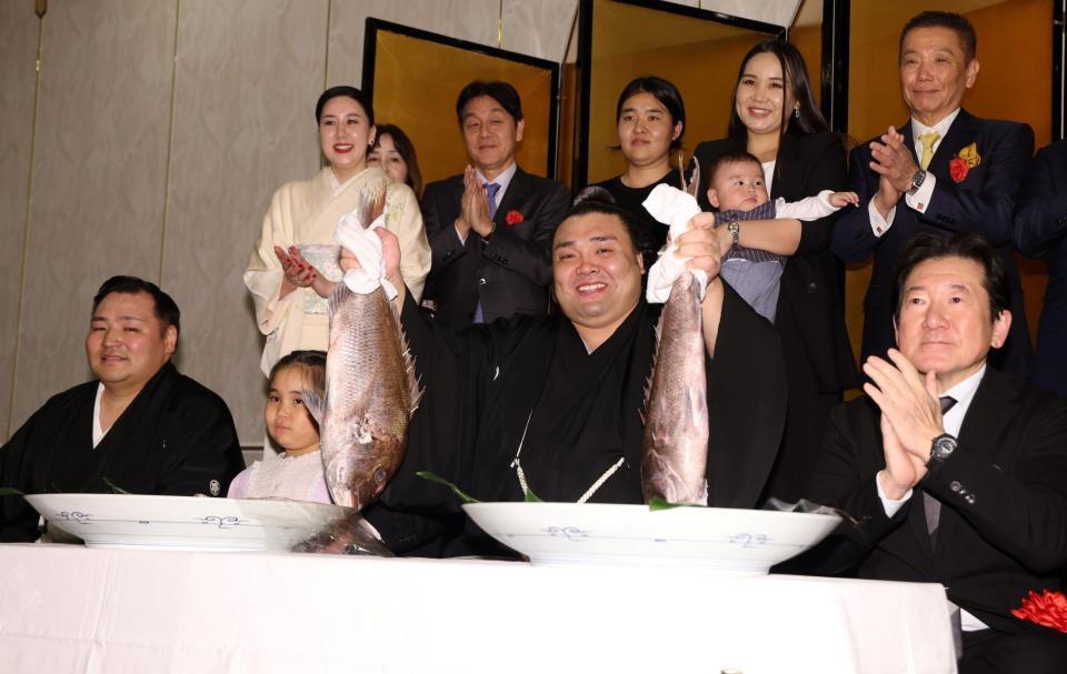 ３度目の幕内優勝を成し遂げた霧島（前列右から２人目）は家族や音羽山親方（前列左端）らと笑顔を見せる（撮影・中田匡峻）