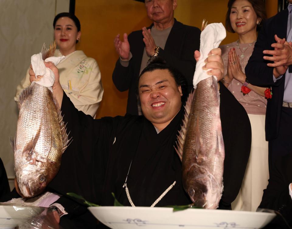 ３回目の幕内優勝を果たし、鯛を持って笑顔の霧島（撮影・中田匡峻）