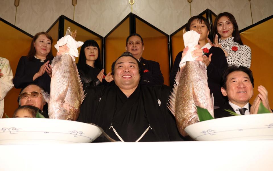 ３回目の幕内優勝を秦氏、鯛を持って笑顔を見せる霧島（撮影・中田匡峻）