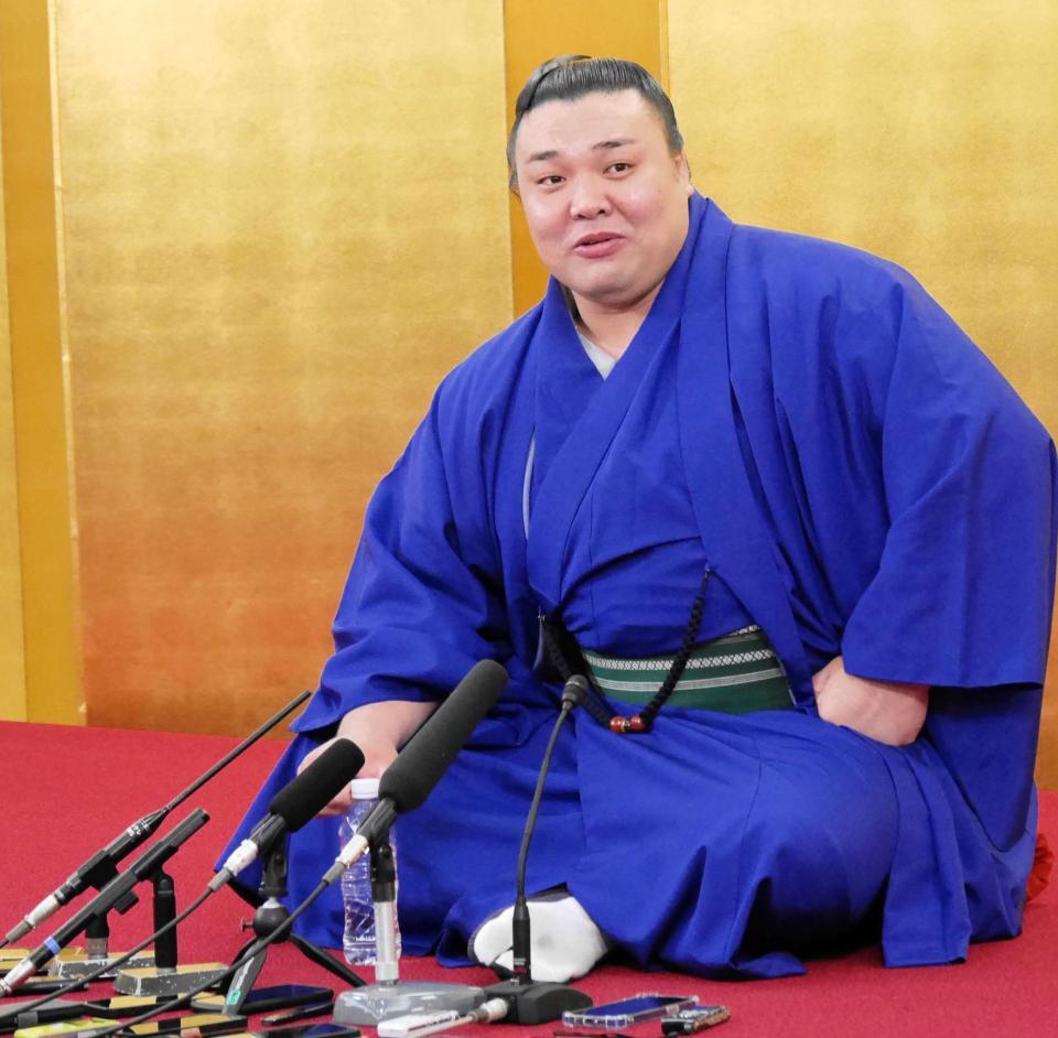 優勝の一夜明け会見を行う霧島