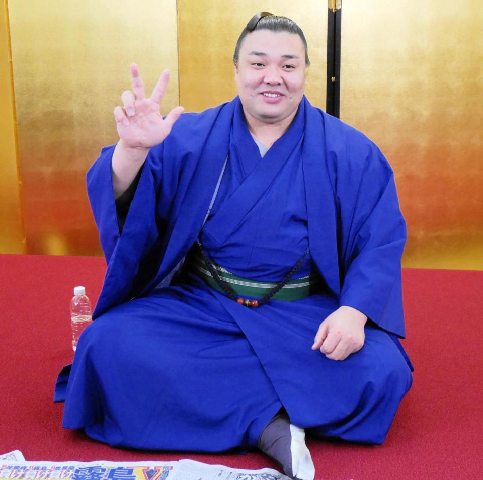 ３度目の優勝をポーズにして喜ぶ霧島