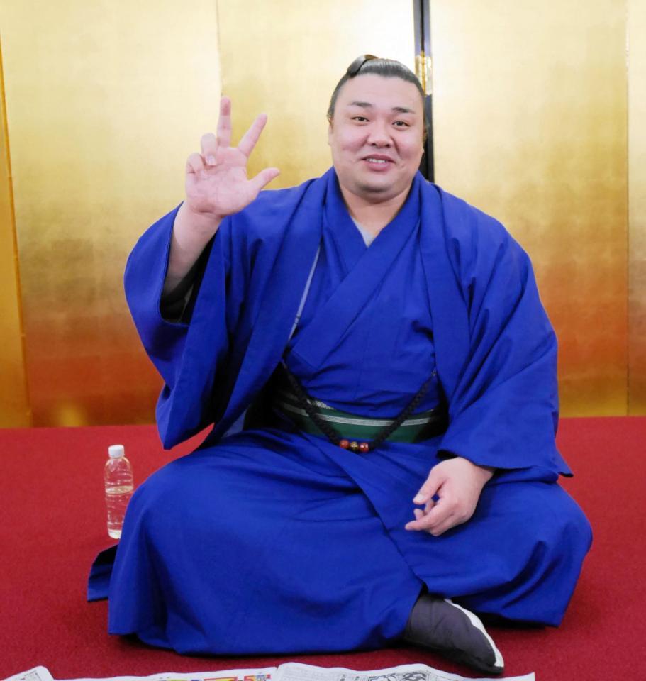 ３度目の優勝をポーズにして喜ぶ霧島