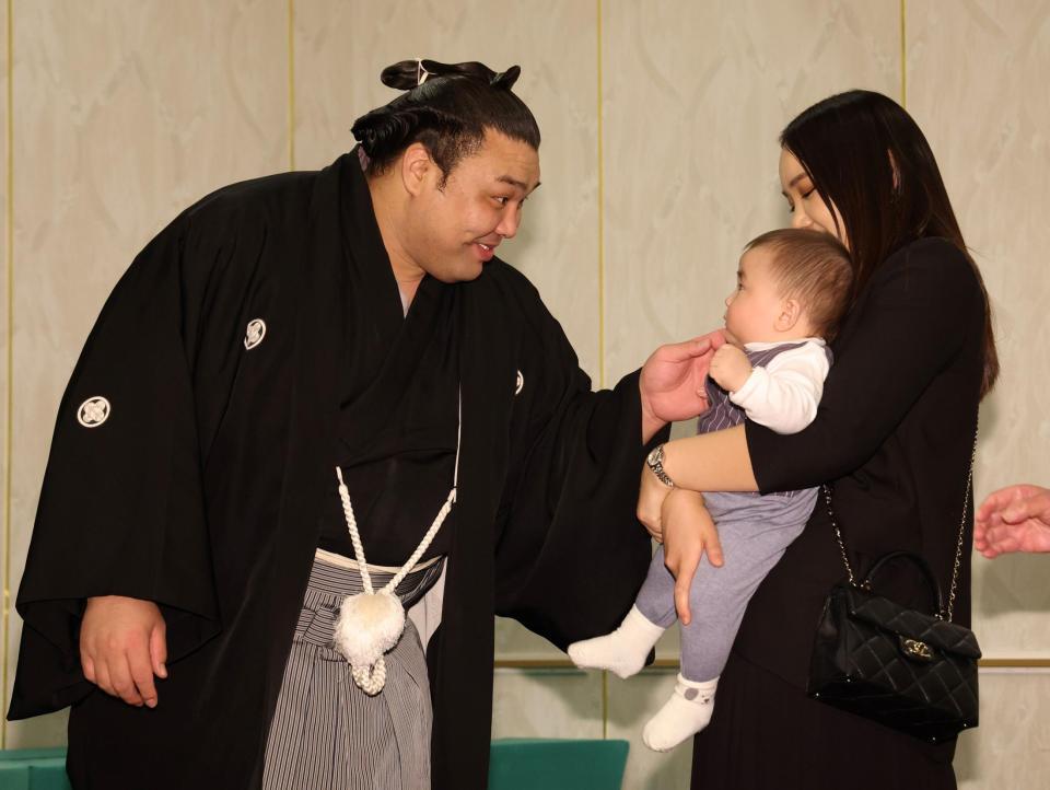 長男・トゥグドゥルくんに笑顔を見せる霧島。右はホラン夫人（撮影・中田匡峻）