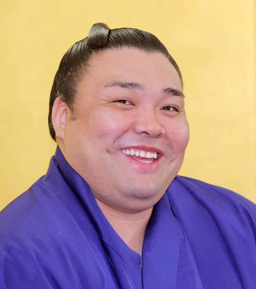 春場所の優勝から一夜明け、笑顔で記者会見する霧島