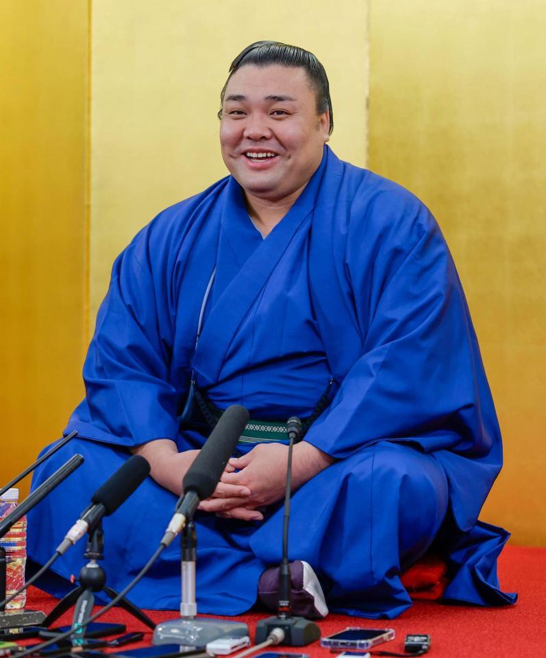 大相撲春場所千秋楽から一夜明け、記者会見する霧島