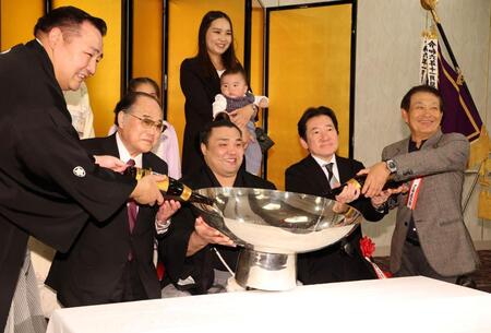 銀杯を手に笑顔を見せる霧島（中央）＝２２日