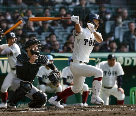 　熊本工-大阪桐蔭　１回表大阪桐蔭２死二塁、谷渕が右翼へ先制打を放つ。捕手中村＝甲子園