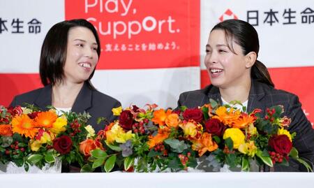 引退の記者会見をする、出口クリスタ（右）と妹のケリー