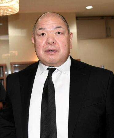 若嶋津さんとの思い出を語る八角理事長（撮影・佐藤厚）