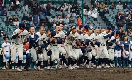 　滋賀学園に勝利し、駆け出す八戸学院光星ナイン＝甲子園