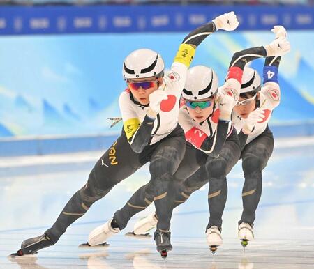 滑走する（手前から）高木美帆、佐藤綾乃、高木菜那=２２年