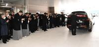 大勢の参列者に送られる元大関若嶋津、日高六男さんの棺を乗せた車（撮影・佐藤厚）