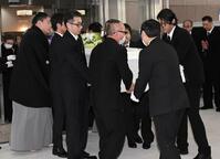 一山本（左）たちの手で運ばれる元大関若嶋津、日高六男さんの棺（撮影・佐藤厚）