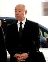 元大関若嶋津さんを送る花籠親方（撮影・佐藤厚）