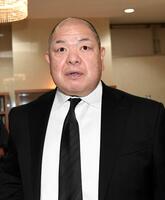 若嶋津さんとの思い出を語る八角理事長（撮影・佐藤厚）