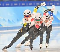 滑走する（手前から）高木美帆、佐藤綾乃、高木菜那=２２年