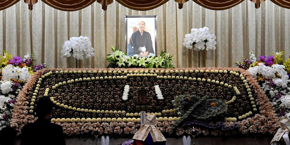 　土俵の形で花が飾られた元大関若嶋津、日高六男さんの祭壇（撮影・佐藤厚）