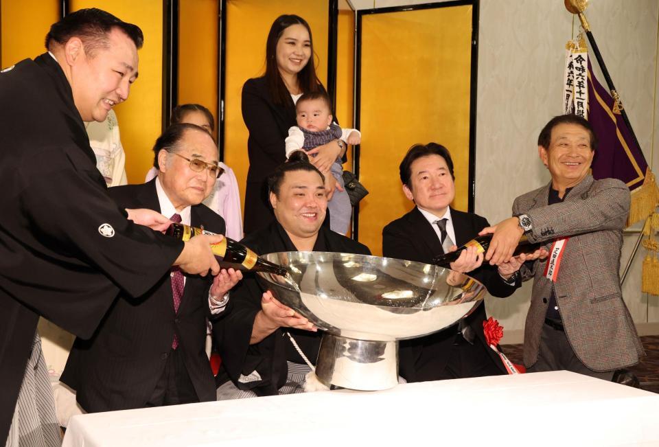 銀杯を手に笑顔を見せる霧島（中央）＝２２日