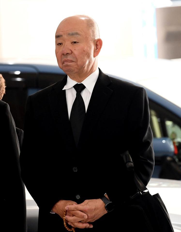 元大関若嶋津さんを送る花籠親方（撮影・佐藤厚）