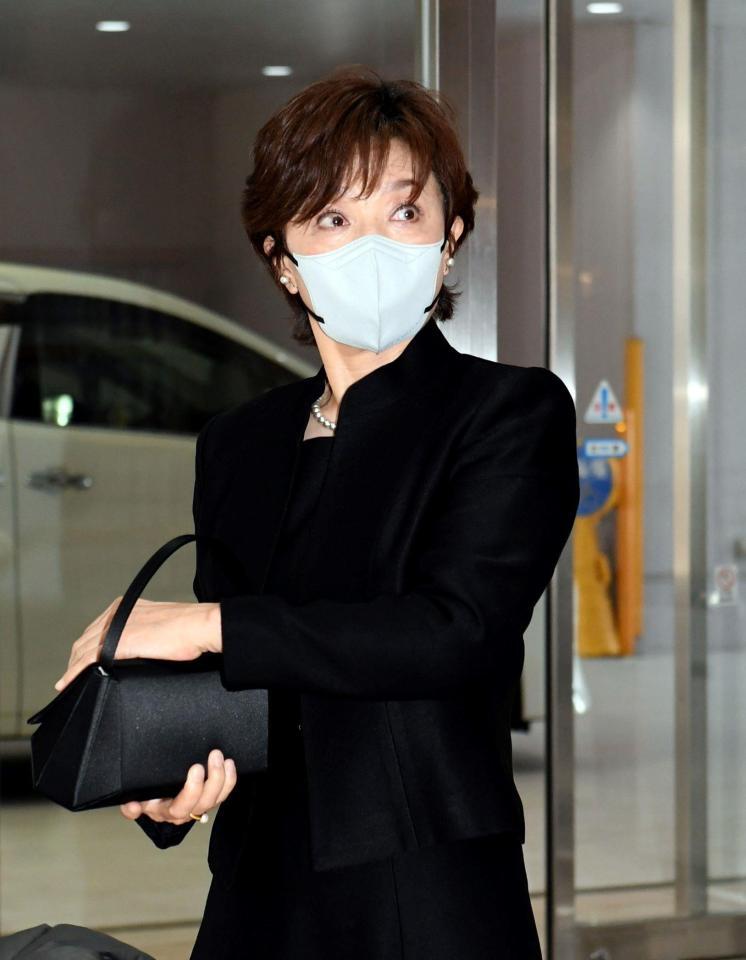 参列する榊原郁恵（撮影・佐藤厚）