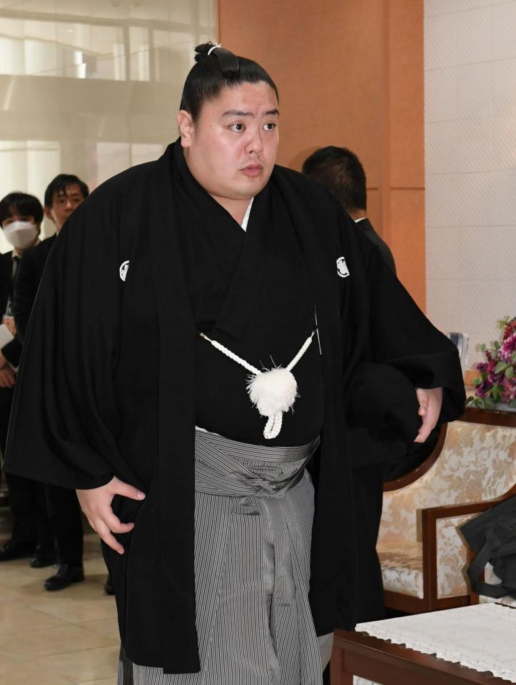 参列する一山本（撮影・佐藤厚）