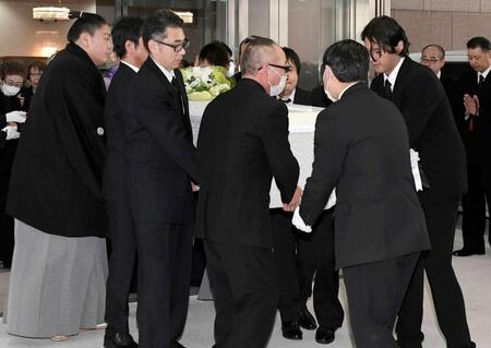 　一山本（左）らの手で運ばれる元大関若嶋津、日高六男さんの棺（撮影・佐藤厚）