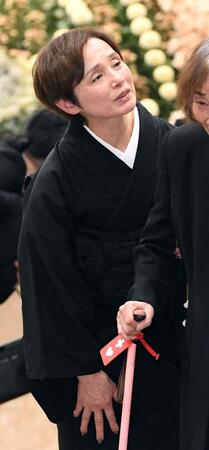 参列者を見送るみづえ夫人＝千葉県市川市（撮影・佐藤厚）