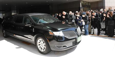 大勢の参列者に送られる元大関若嶋津、日高六男さんの棺を乗せた車（撮影・佐藤厚）