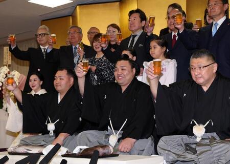 大関昇進の伝達式を終え、関係者と乾杯をする霧島（前列中央）＝撮影・中田匡峻