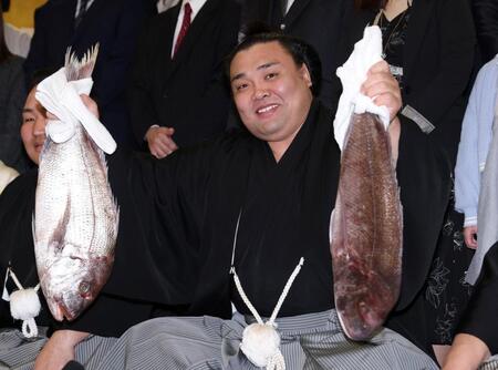 笑顔で鯛を持つ霧島（撮影・中田匡峻）