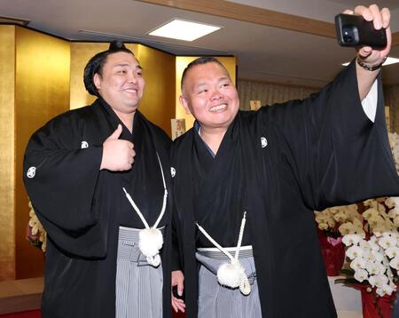 浦風親方（右）と笑顔で写真を撮る霧島（撮影・中田匡峻）