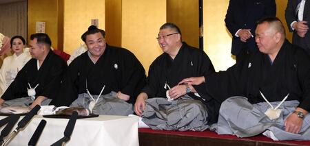 （右から）浦風親方、伊勢ノ海親方と談笑する霧島（撮影・中田匡峻）