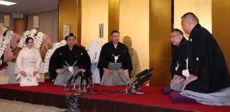 （左から）おかみのダシニャム・ムンフザヤ夫人、霧島、音羽山親方は伊勢ノ海親方（右奥）、浦風親方（右手前）を迎え、大関昇進の伝達式を行う（撮影・中田匡峻）