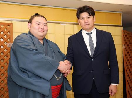 新十両昇進会見を終え、握手を交わす大花竜（左）と立浪親方（撮影・中田匡峻）