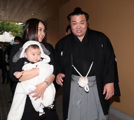 長男・トゥグドゥル君を抱っこするホラン夫人（左）と話す霧島（撮影・中田匡峻）