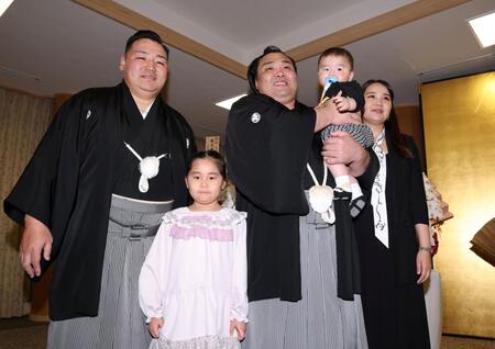 （右から）ホラン夫人、長男・トゥグドゥル君、霧島、長女・アヤゴーちゃん、師匠の音羽山親方は笑顔を見せる（撮影・中田匡峻）