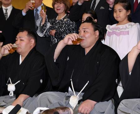 乾杯後、ビールを飲む霧島。左は音羽山親方（撮影・中田匡峻）