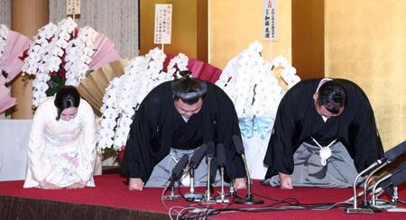 大関昇進の伝達式で口上を述べる霧島（中央）。右は音羽山親方、左はおかみのダシニャム・ムンフザヤ夫人（撮影・中田匡峻）