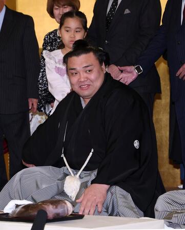 長女のアヤゴーちゃんを自分の後ろに案内する霧島（撮影・中田匡峻）