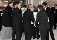 　一山本（左）らの手で運ばれる元大関若嶋津、日高六男さんの棺（撮影・佐藤厚）