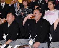 乾杯後、ビールを飲む霧島。左は音羽山親方（撮影・中田匡峻）
